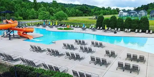 Image 4: 2. Outdoor Pool