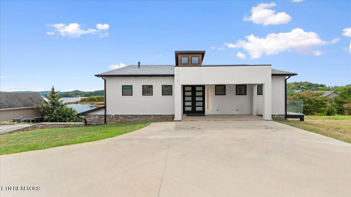 Image 3: 01-Exterior