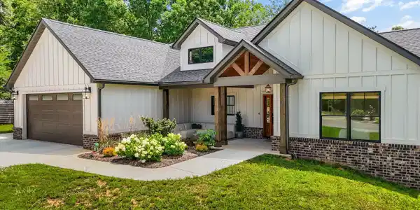 Image 2: 04-734 Lake Vista Dr48