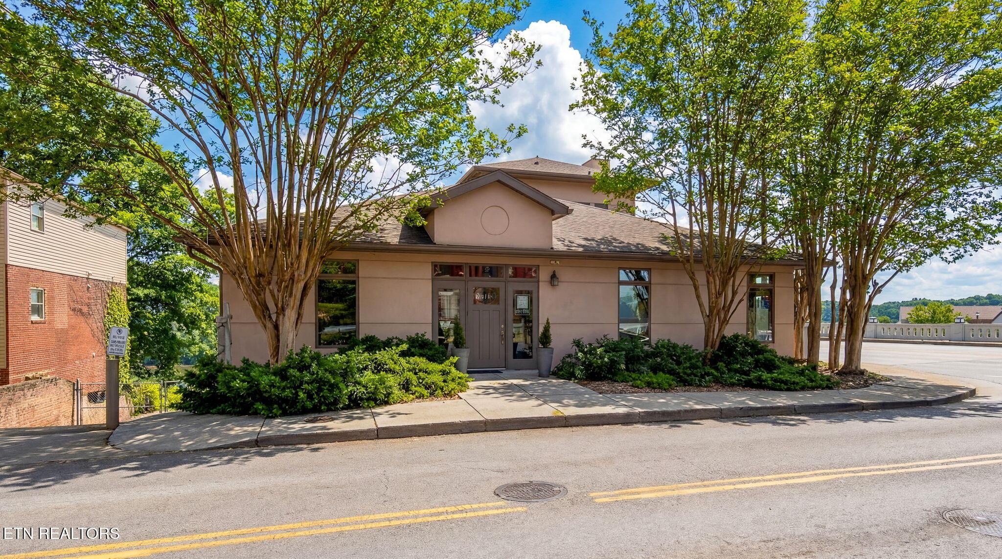 Image 3: Hill Avenue Entrance