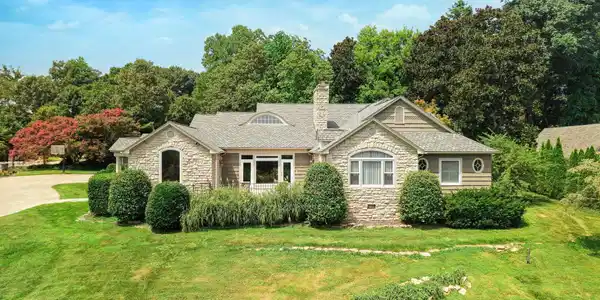 Image 2: 3-web-or-mls-069--FULL