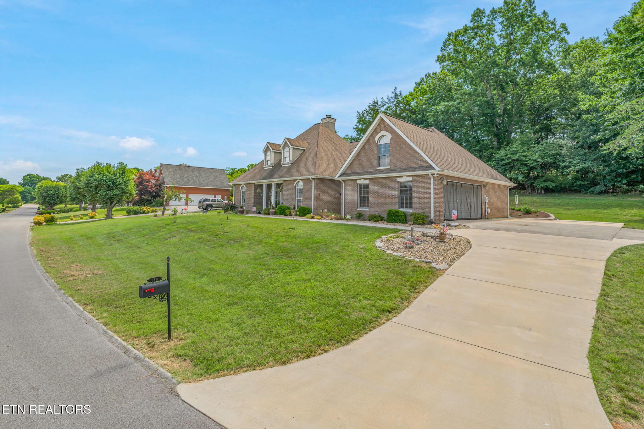 Image 3: Driveway to Garage