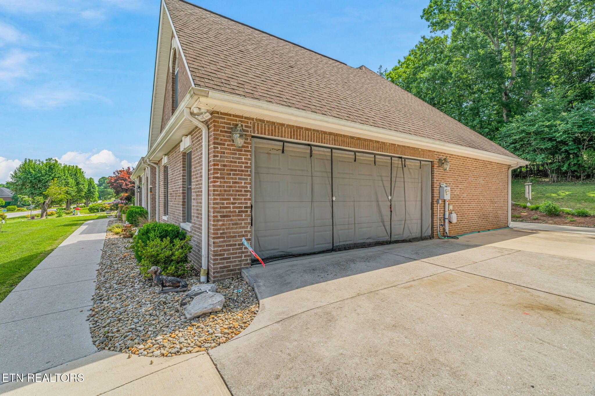 Image 4: Right/Garage side view