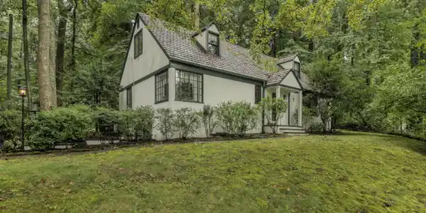 2812 Woodson Drive