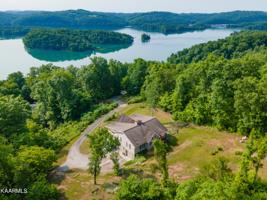 1006 Lakeview Dr.
