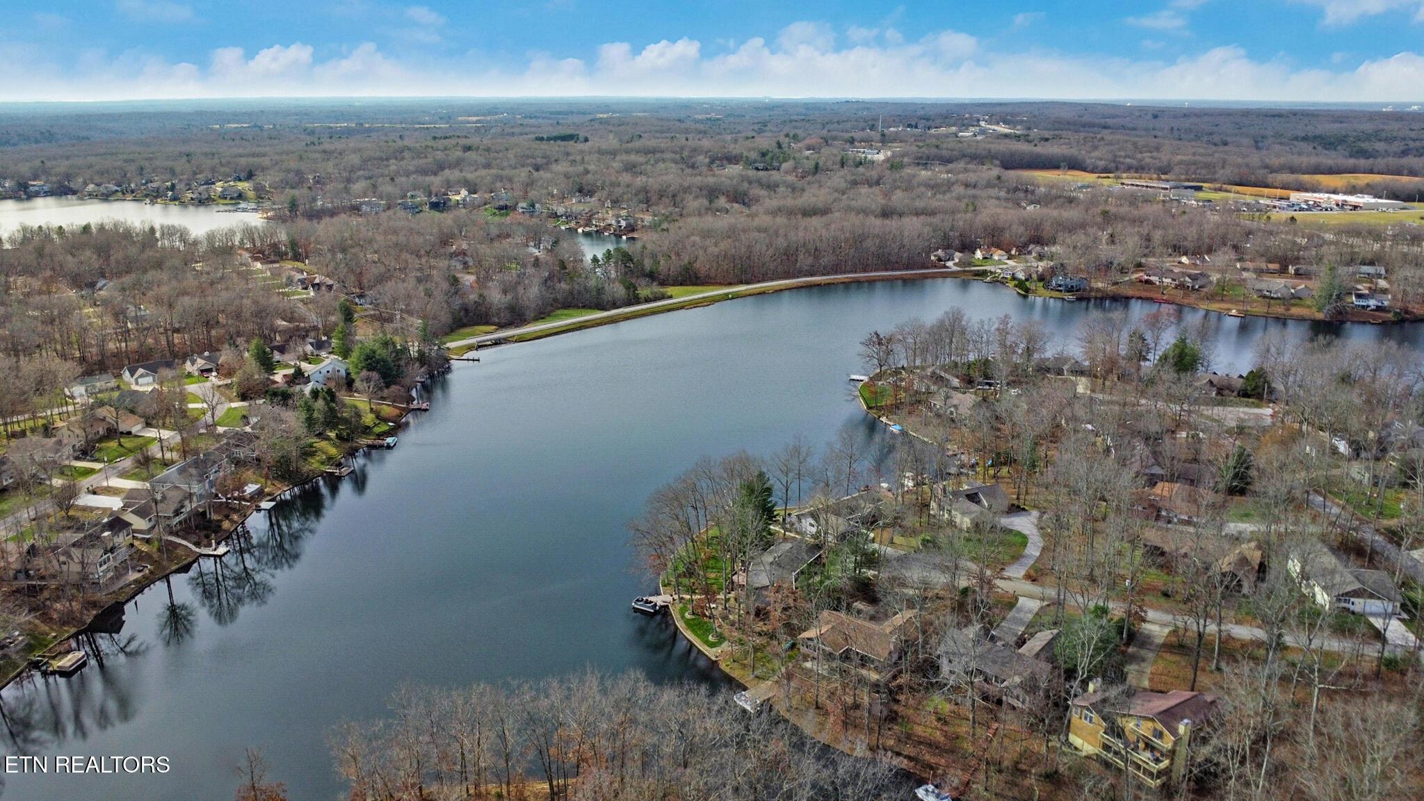 Image 3: BEAUTIFUL LAKE FRONT LIVING