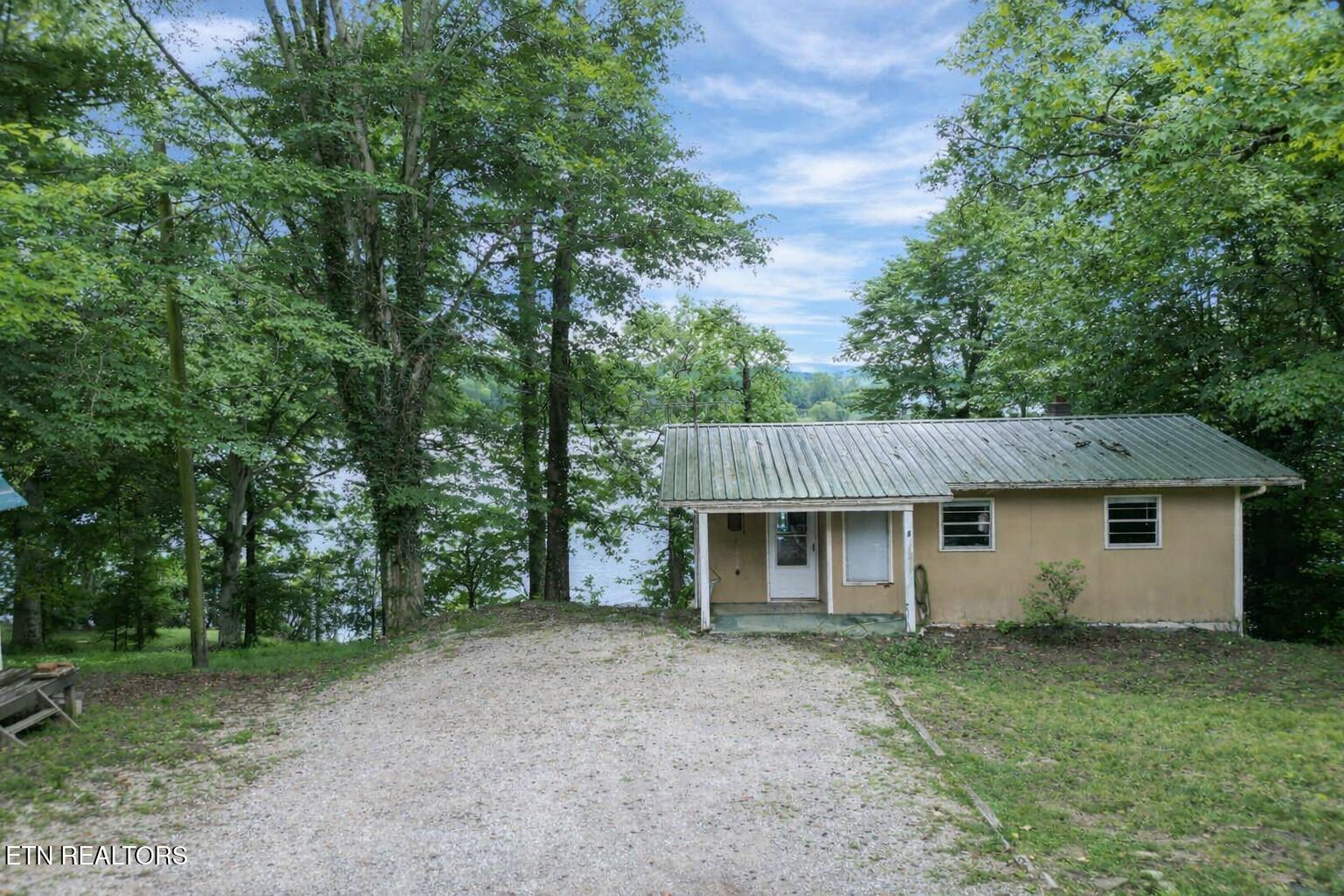 Image 2: FrontView 440 swan pond