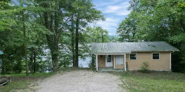 Image 2: FrontView 440 swan pond
