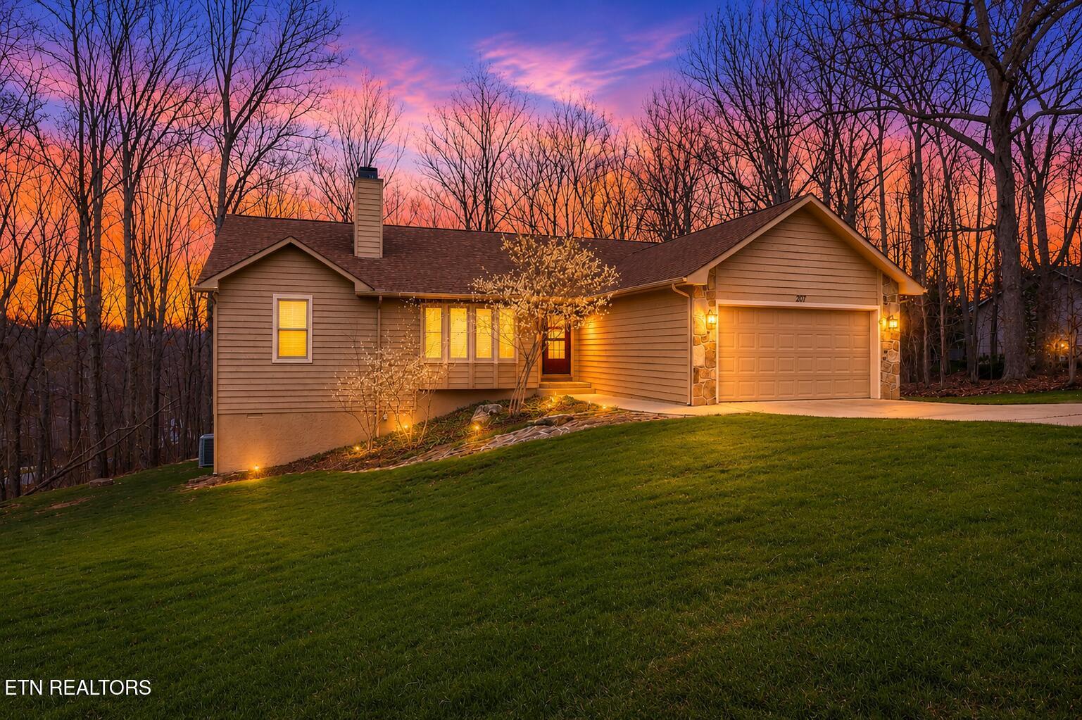 Image 2: SUNSET AT 207 OVERLOOK LANE