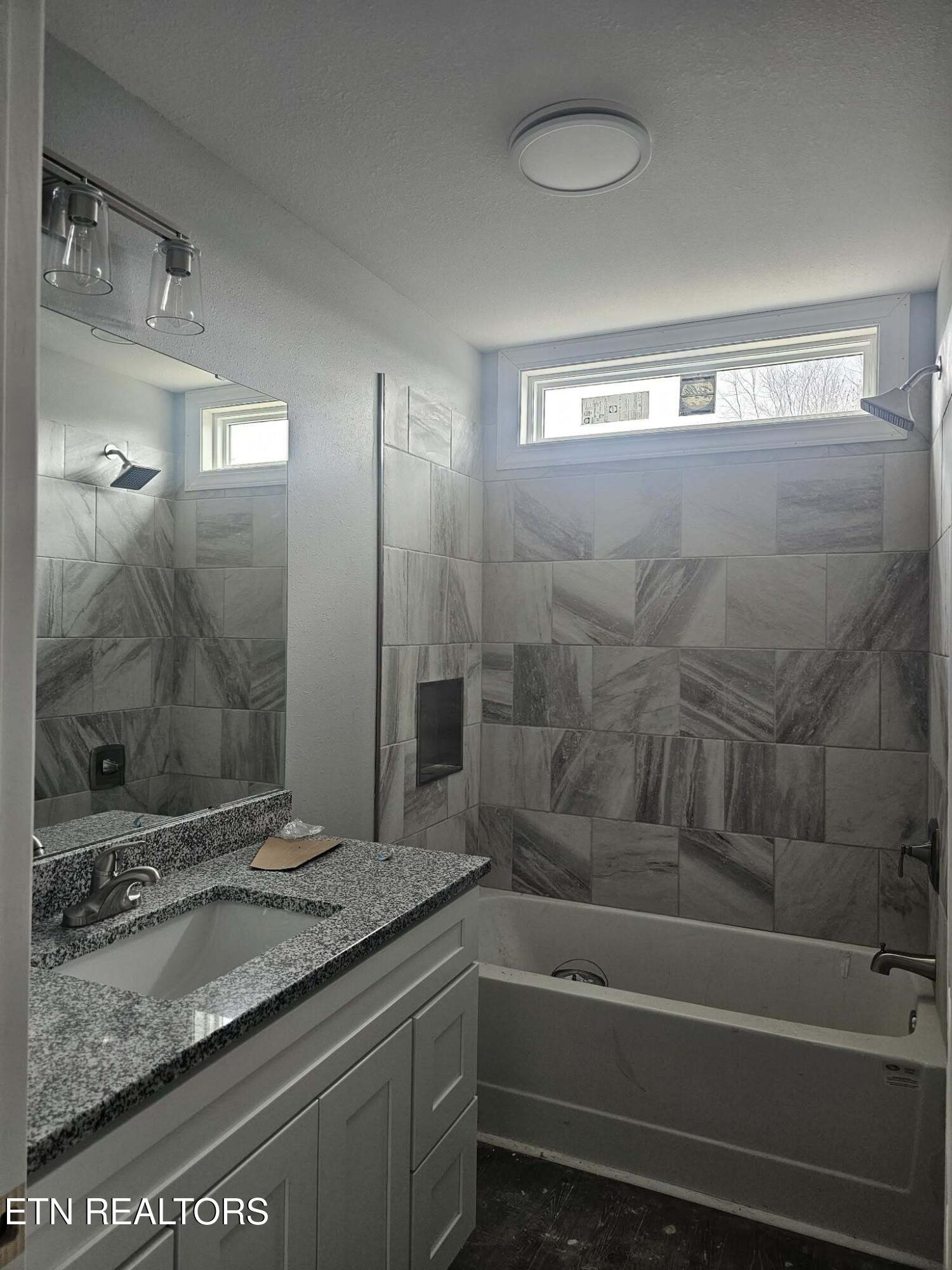 Image 4: 2nd bathroom