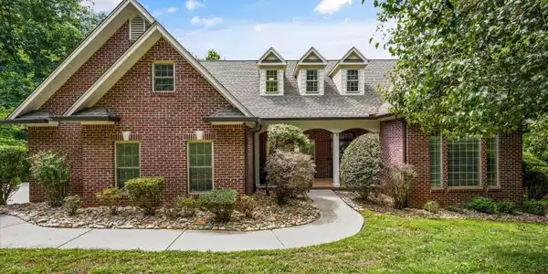 1121 S Sequoyah Drive