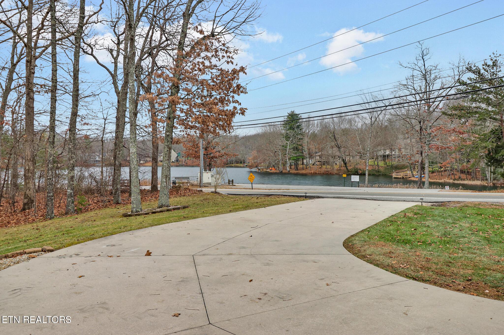 Image 4: driveway at lake st george