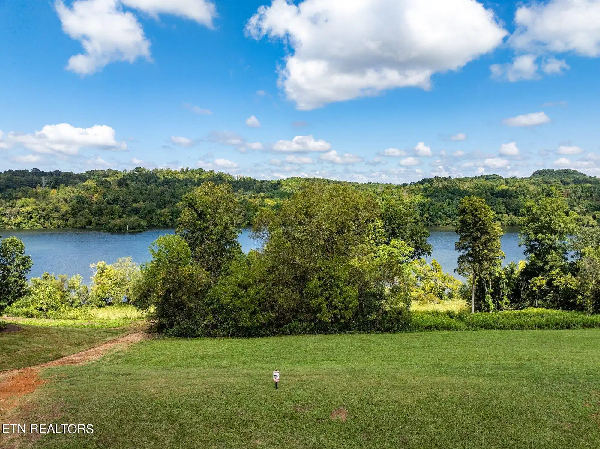 Image 1: 891-River-Bank-Trl-Loudon-TN-1