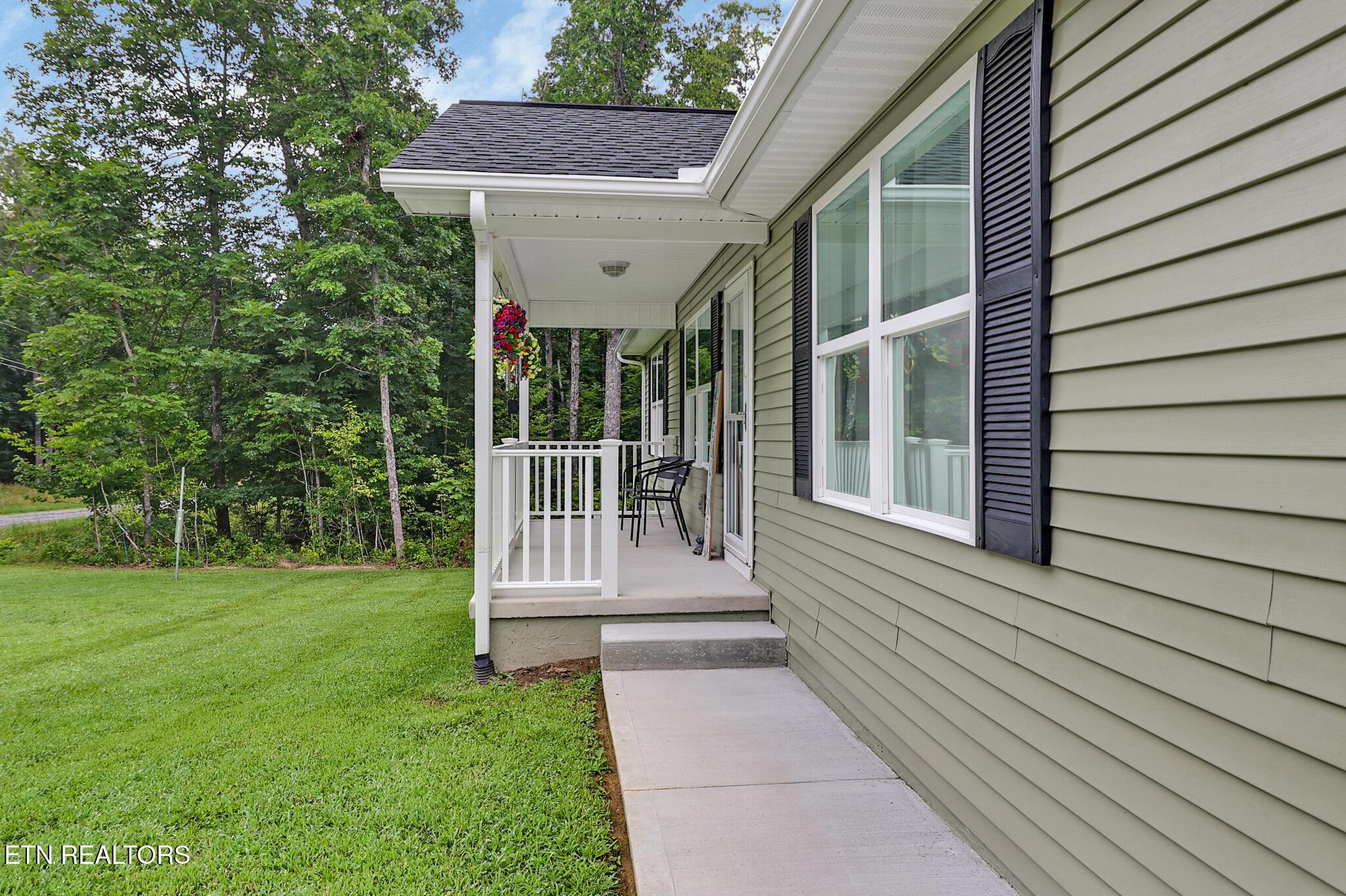 Image 3: FRONT COVERED PORCH