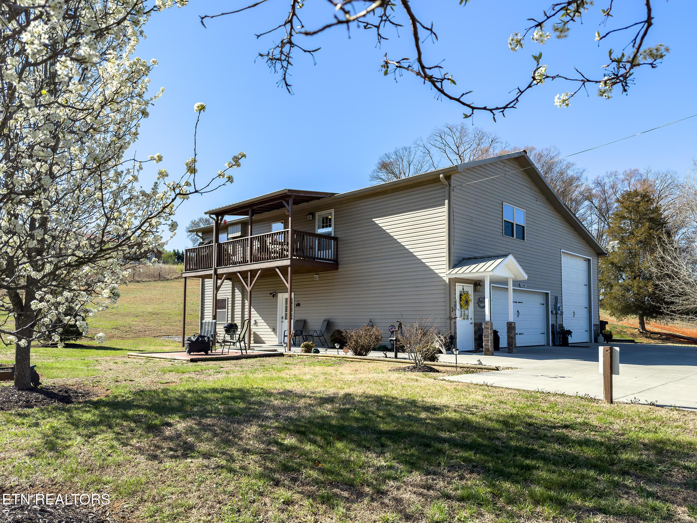 Image 3: 3 exterior