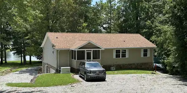 Image 2: Upper Level Entry