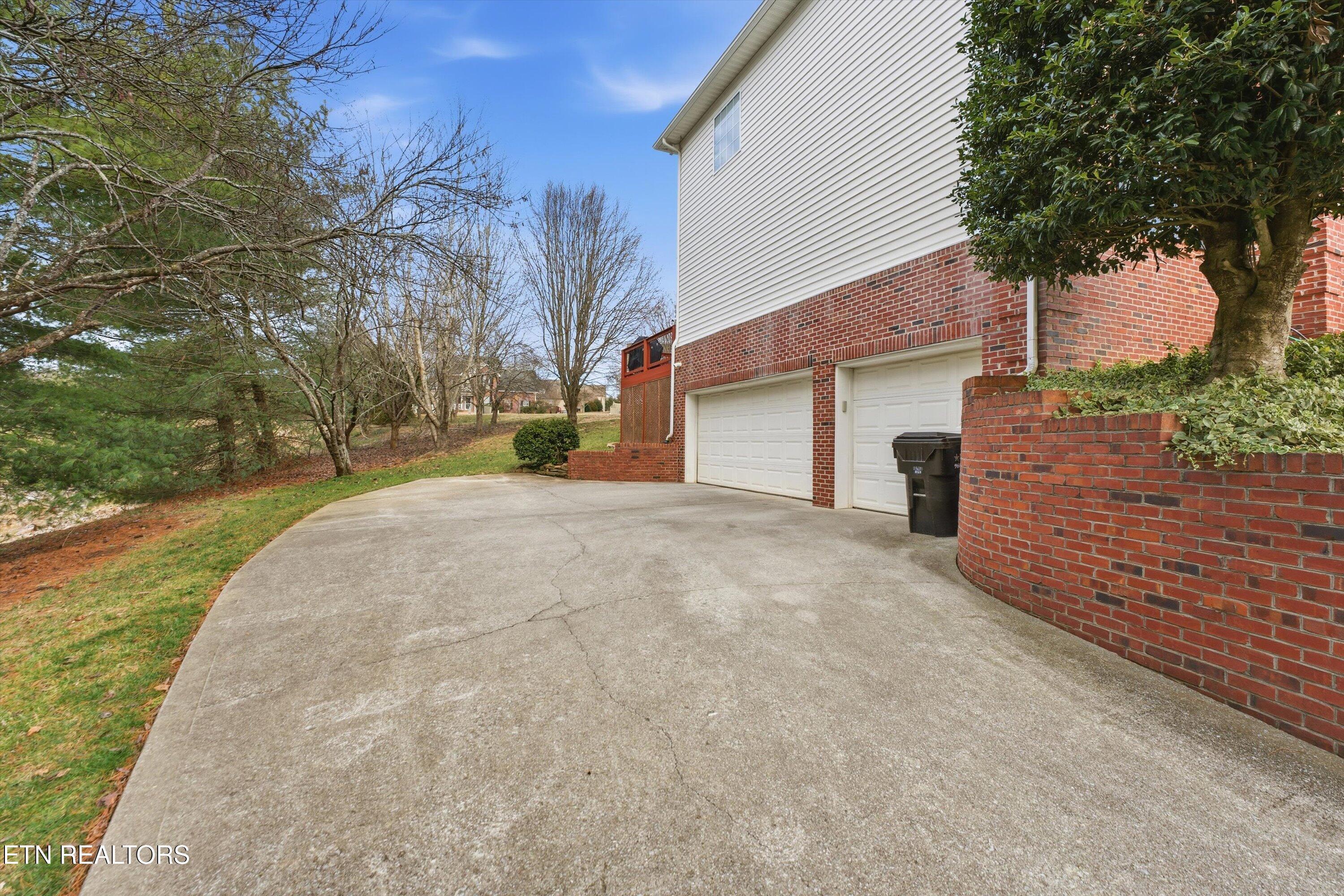 Image 3: 3 Car Side Entry Garage