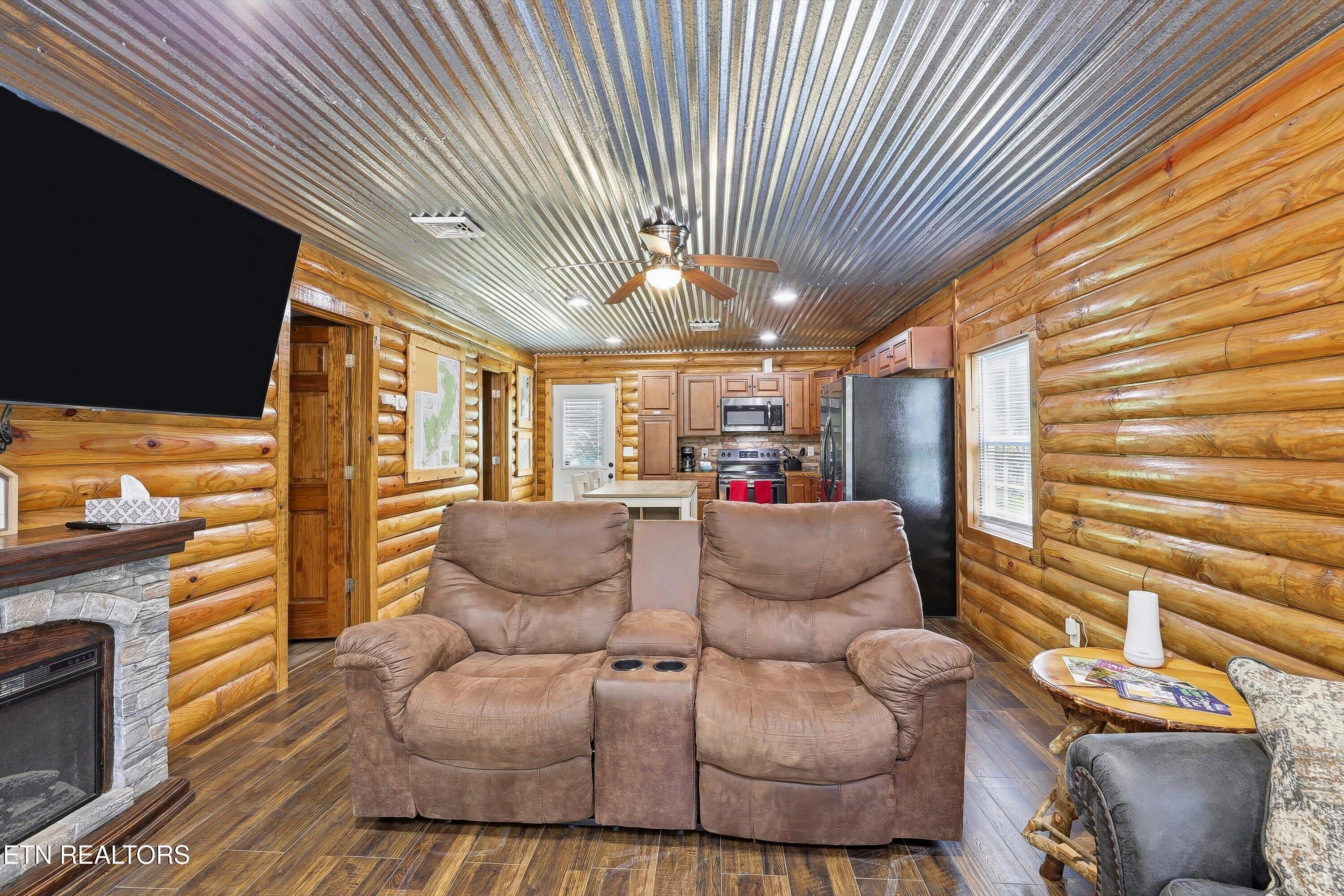 Image 4: Living Room