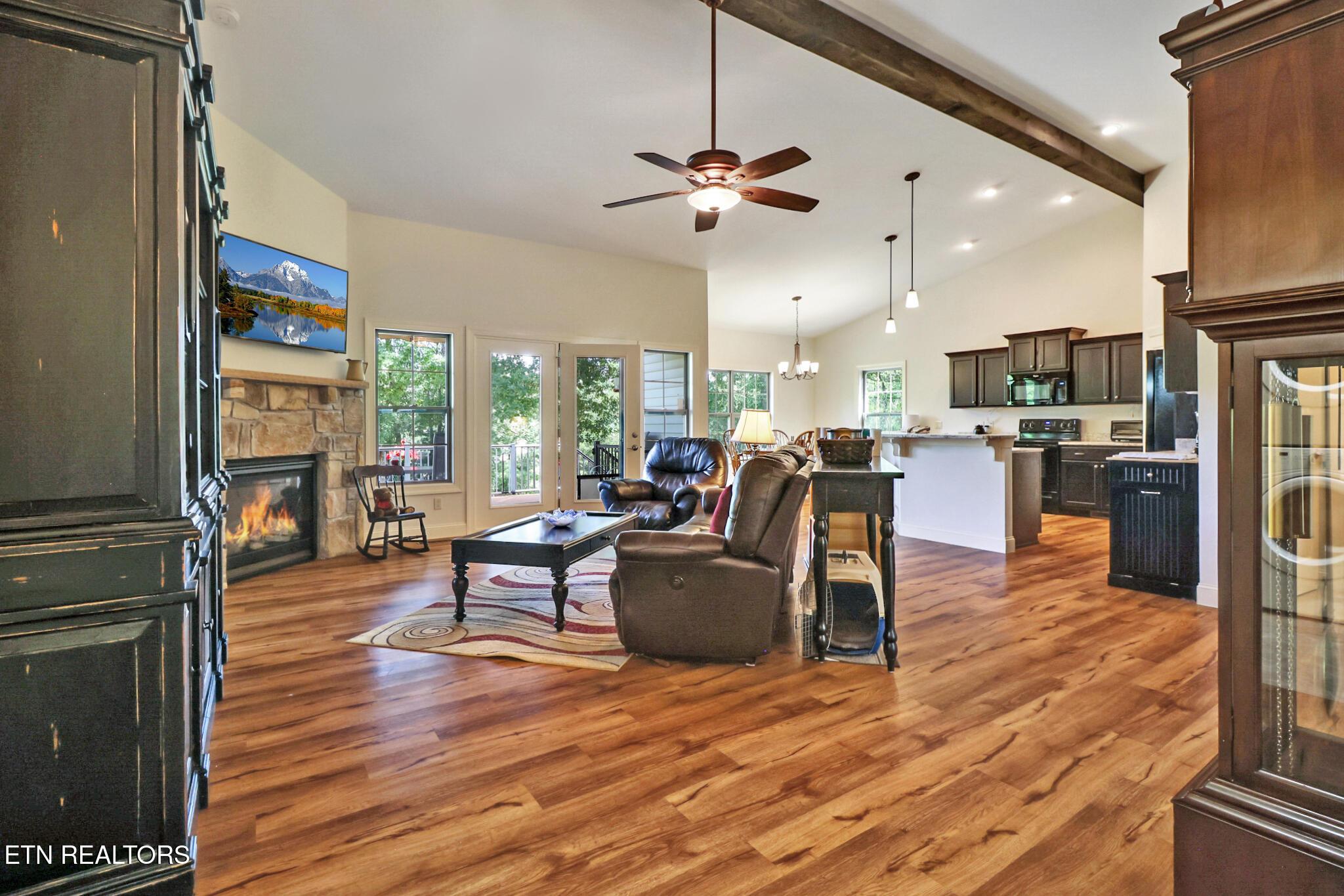 Image 2: Living space