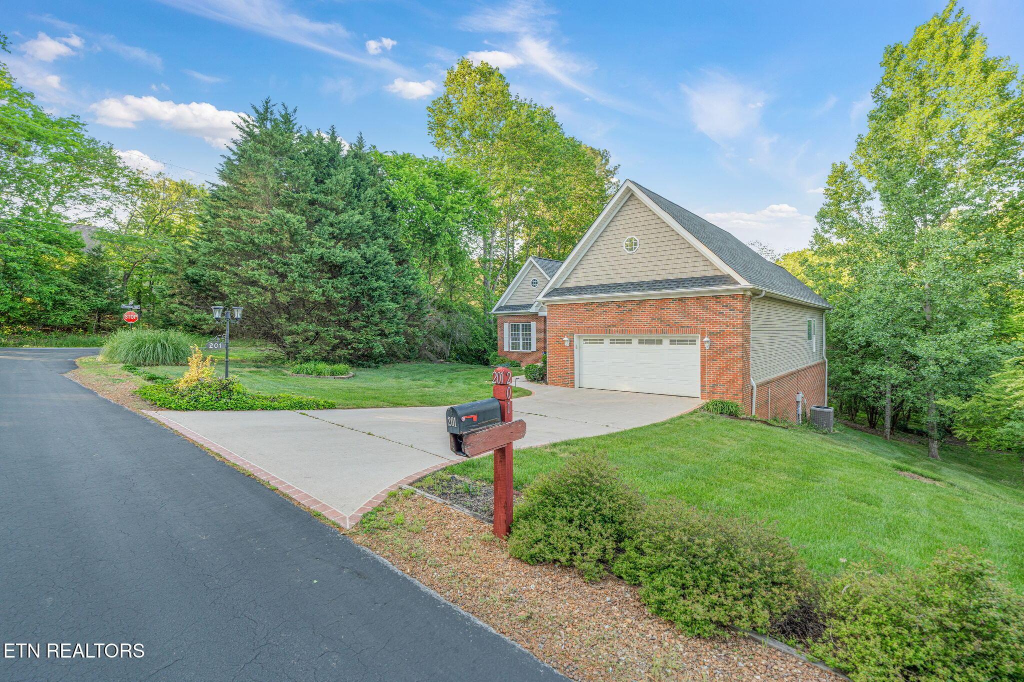 Image 3: 3-web-or-mls-201 Tecumseh Way-4