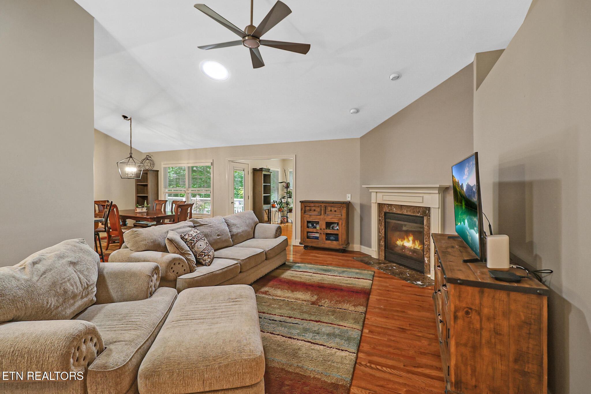 Image 2: Living room