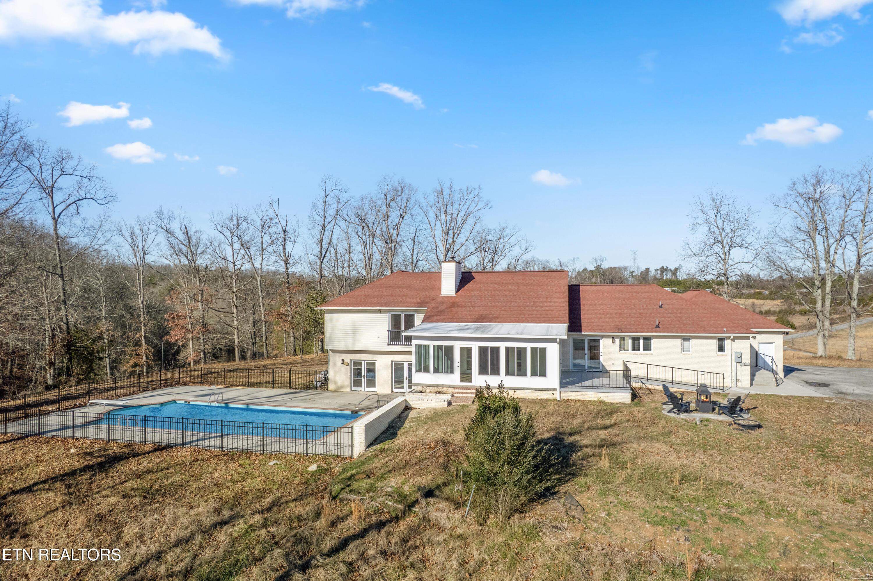 Image 1: BACK /POOL