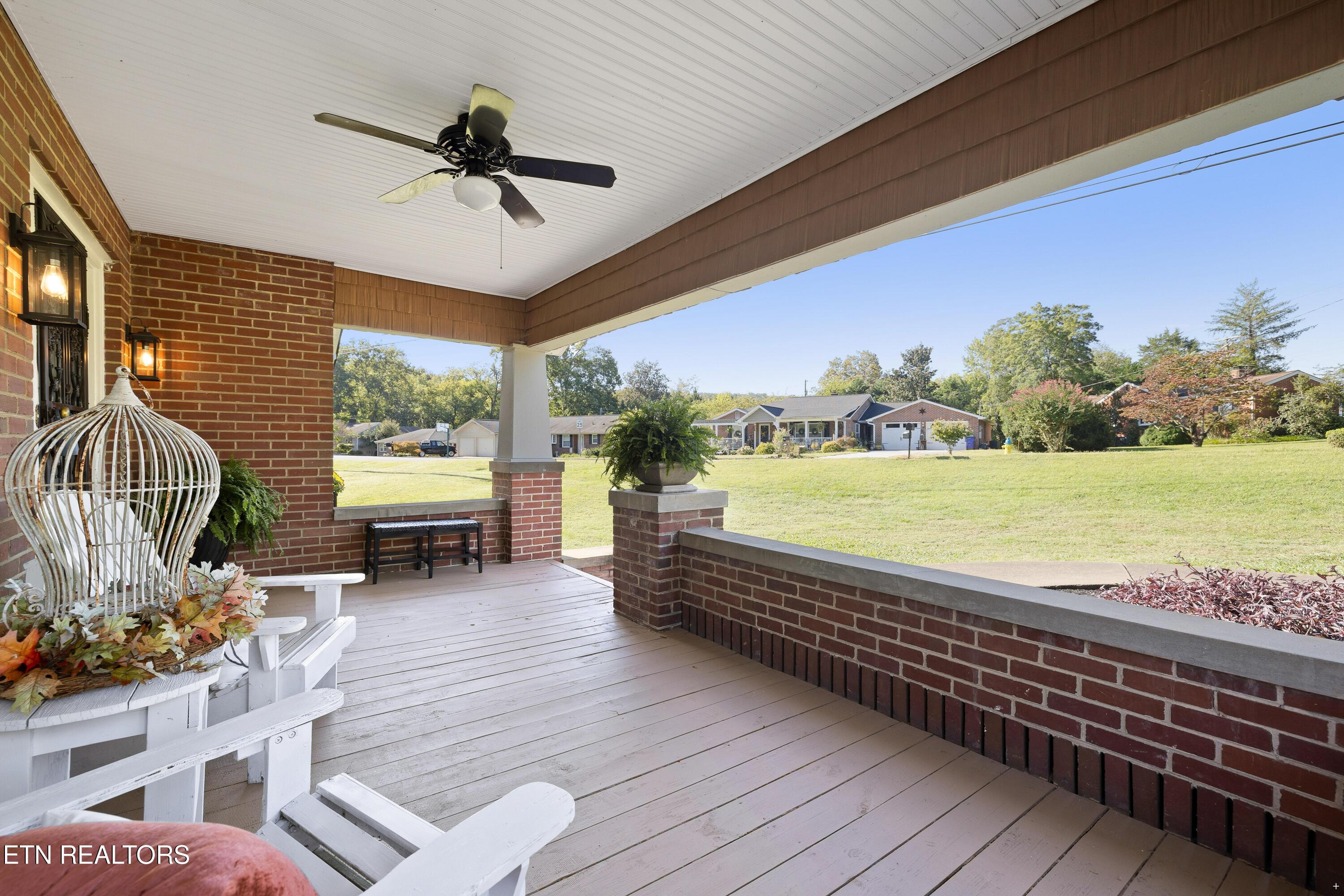 Image 4: Inviting Front Porch