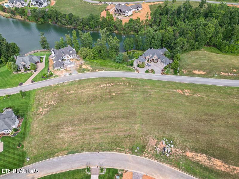Image 4: 4-470 Commodore Drive