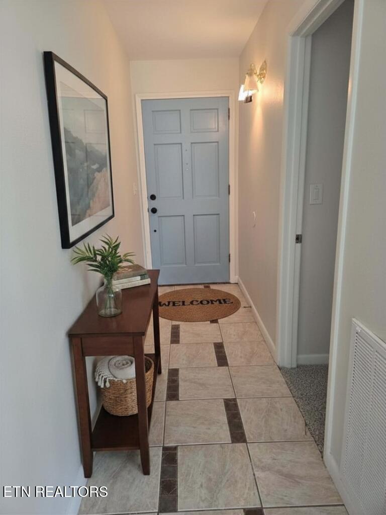 Image 2: Staged entrance
