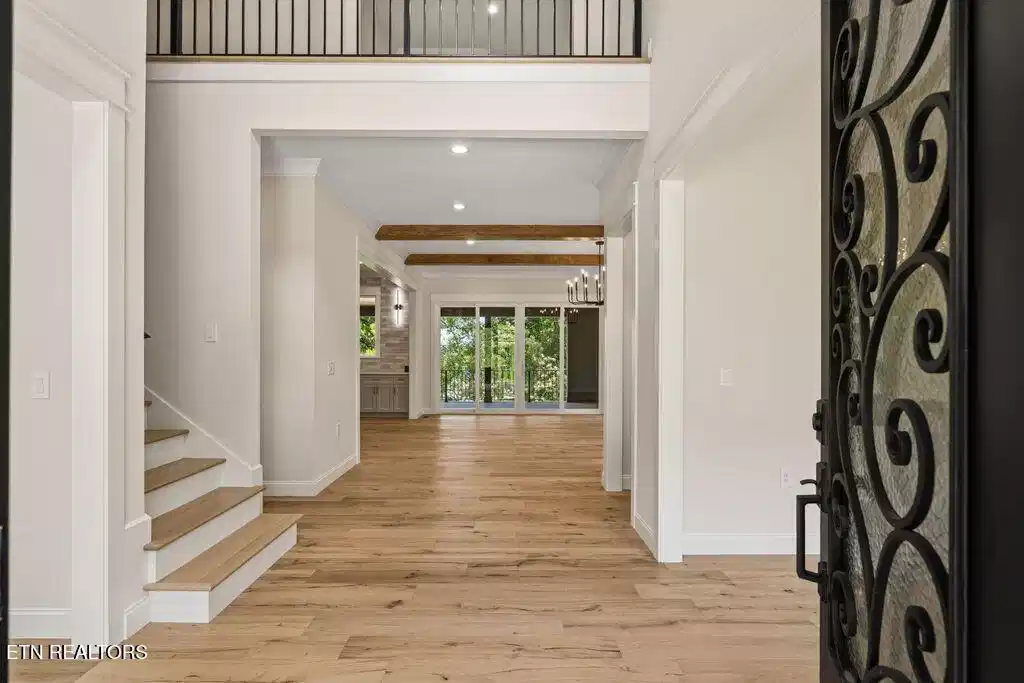 Image 1: Entry