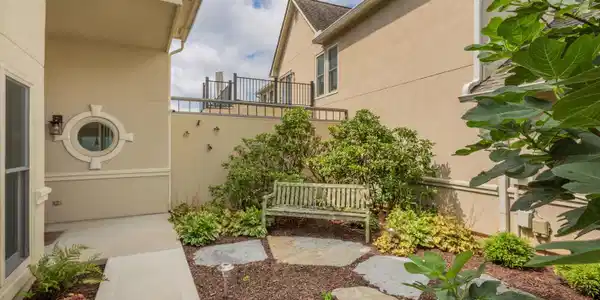 3445 Commodore Point