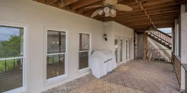 Image 4: Exterior_Lower-Deck_02