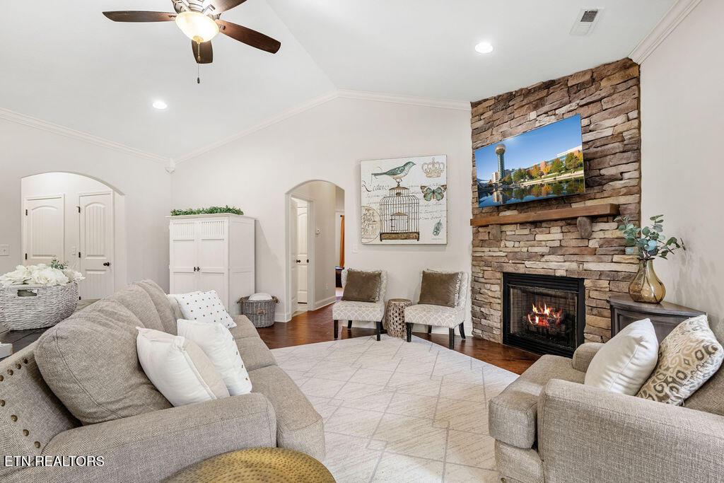Image 4: Living Room
