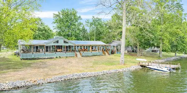 4225 W Lakeview Circle