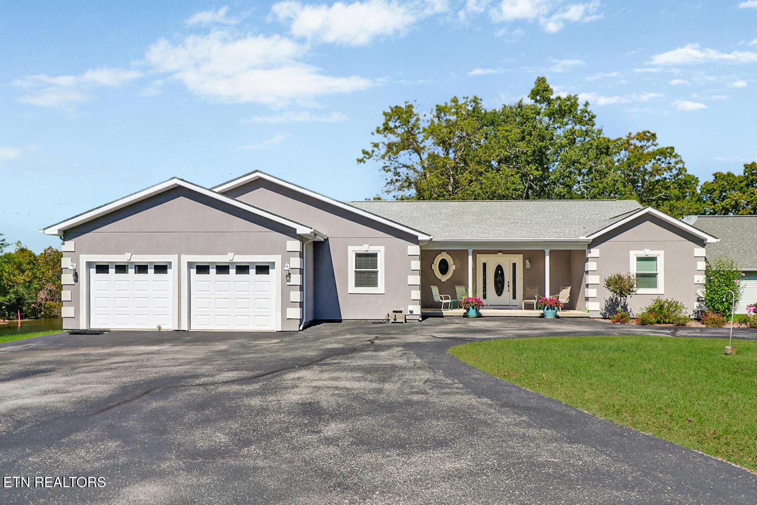 Image 1: Lovely Lakefront Home