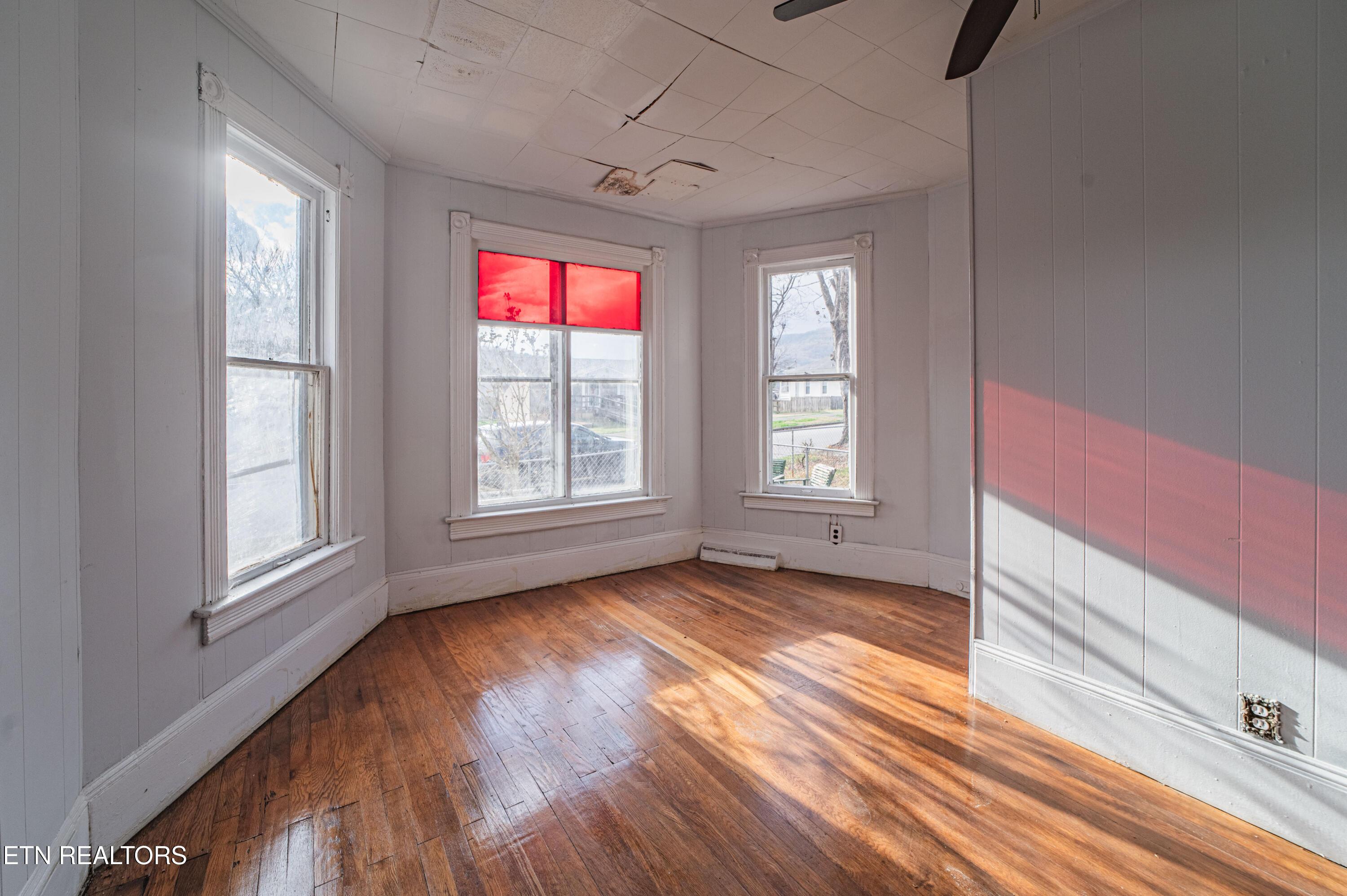 Image 4: Living room