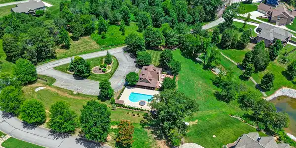 Image 3: clubhouse with pool