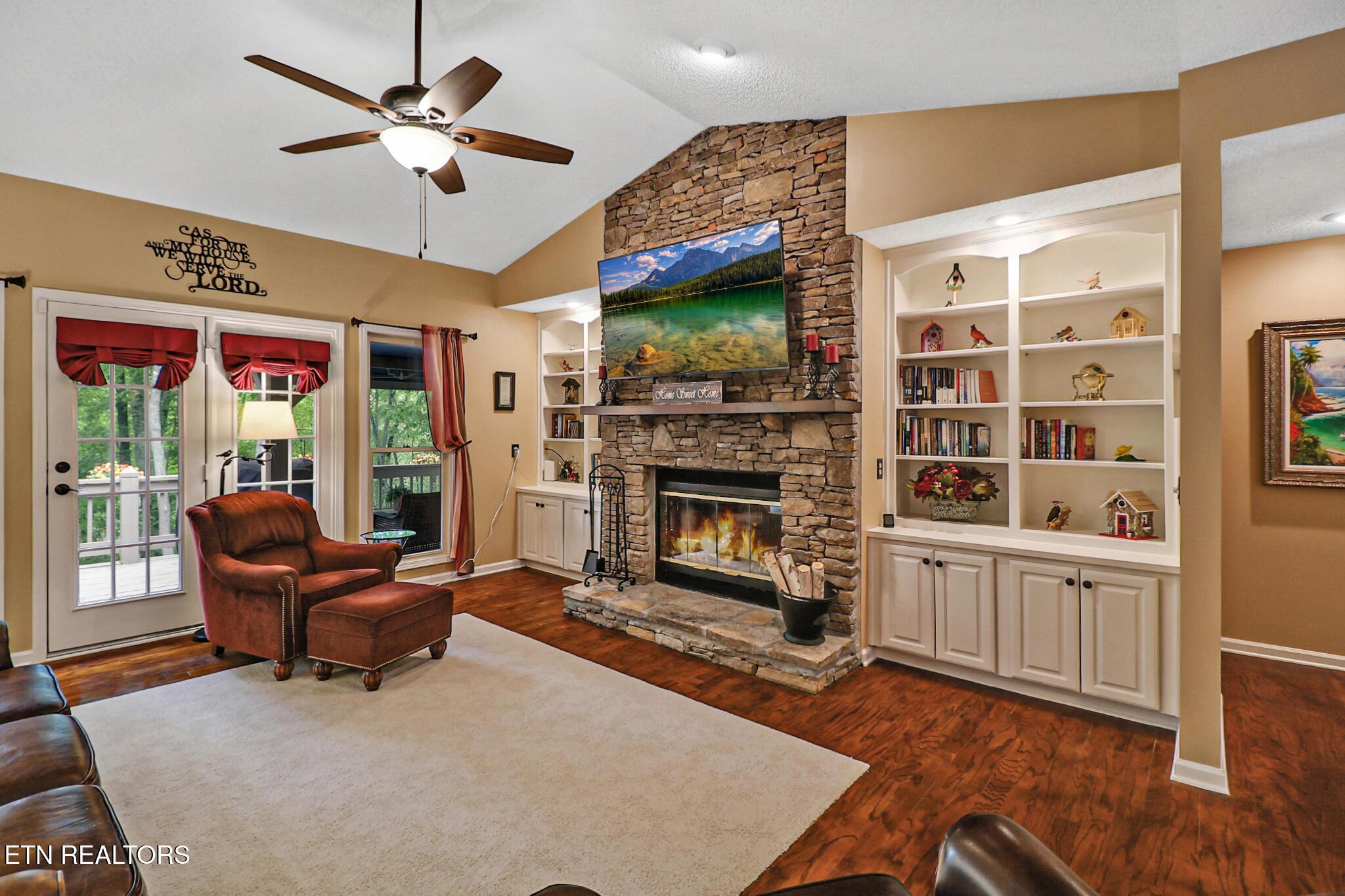 Image 2: Living room