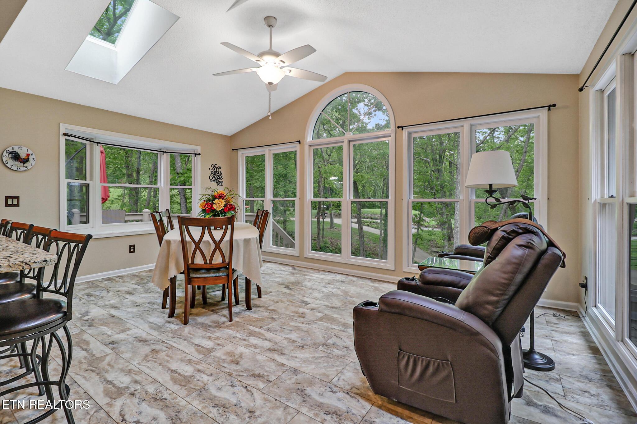 Image 3: Sunroom/Breakfast nook