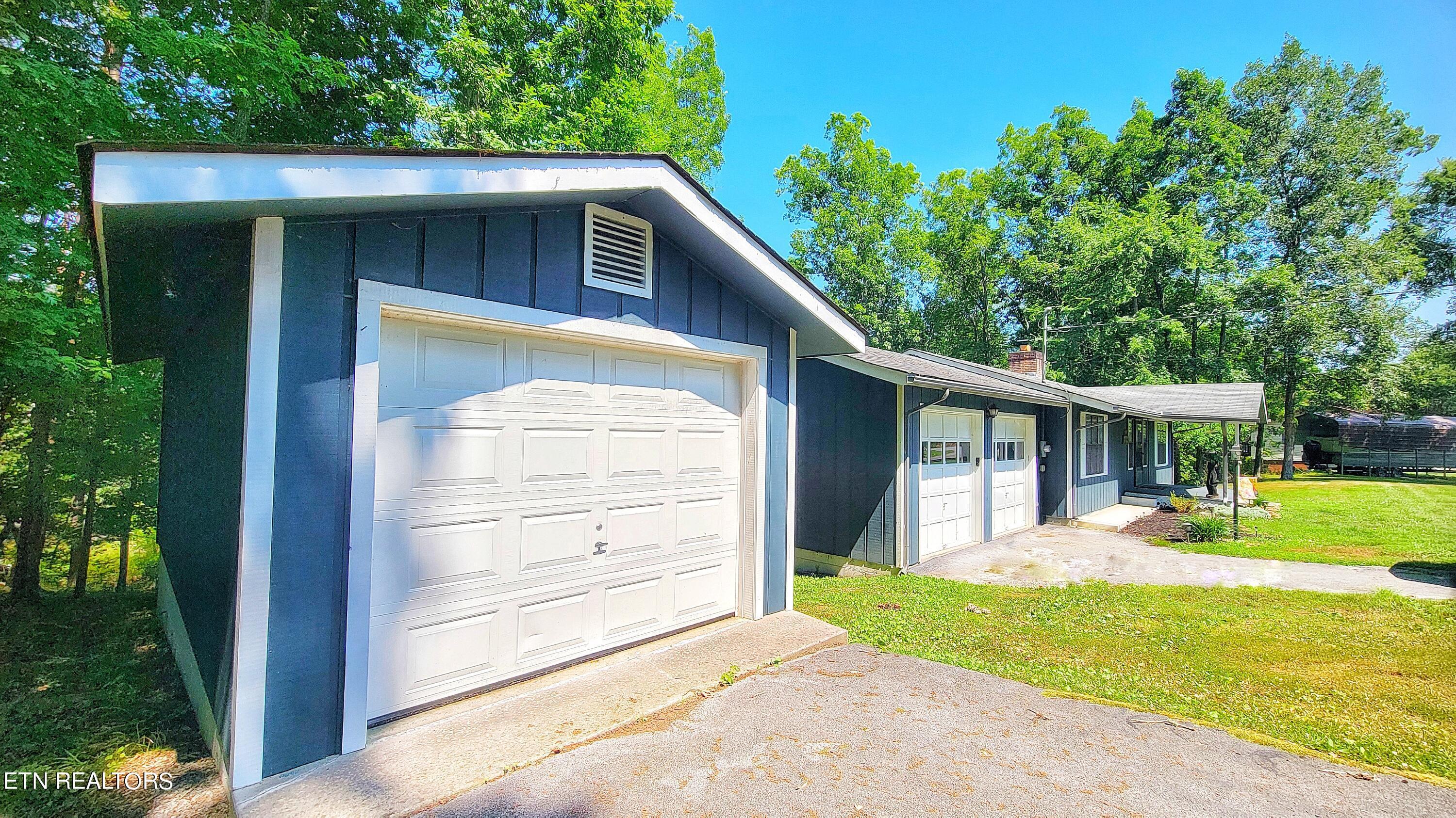 Image 4: 3 CAR GARAGE