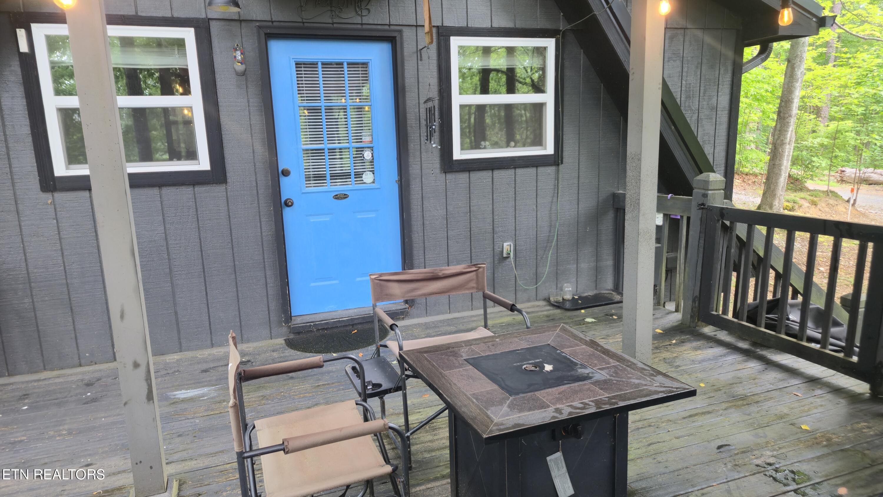 Image 4: Front door and porch