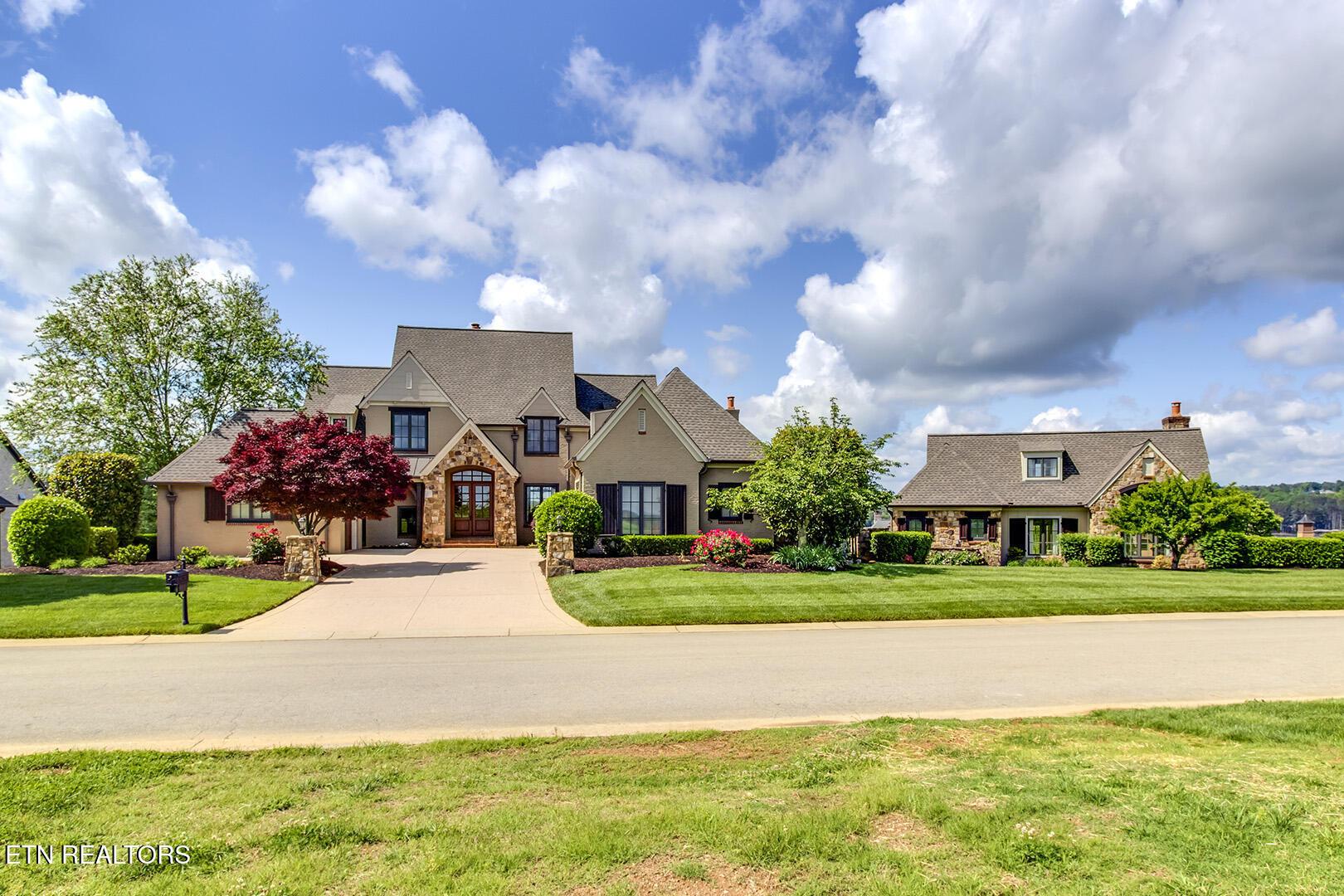 Image 1: 01_LighthousePointeDrive_15855_Front