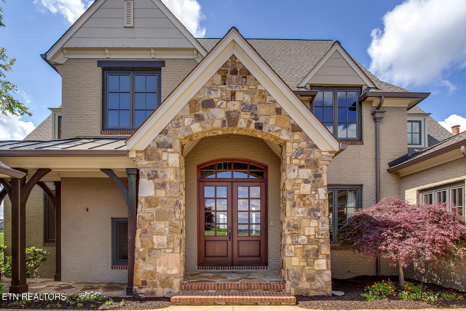 Image 3: 03_LighthousePointeDrive_15855_MainEntry