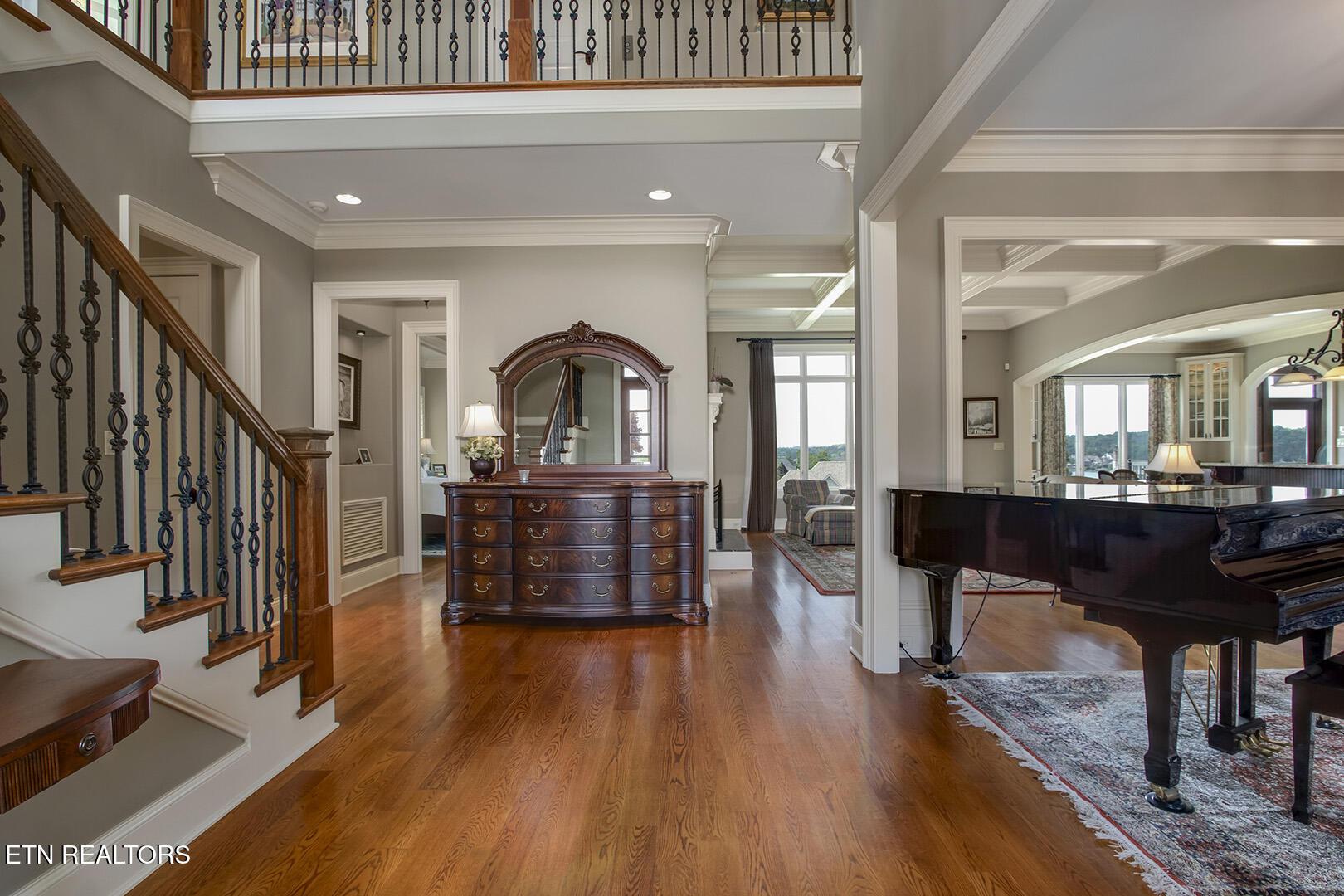 Image 4: 04_LighthousePointeDrive_15855_EntryView