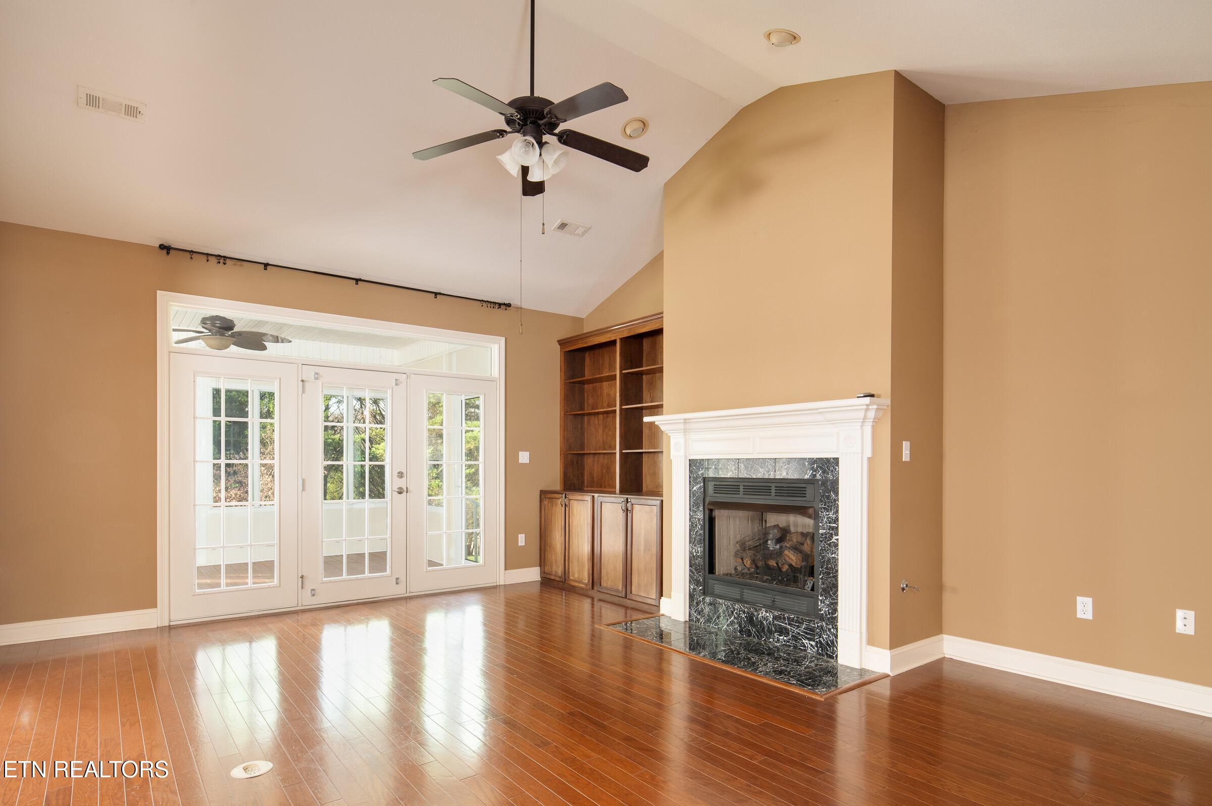 Image 3: Large Living Room