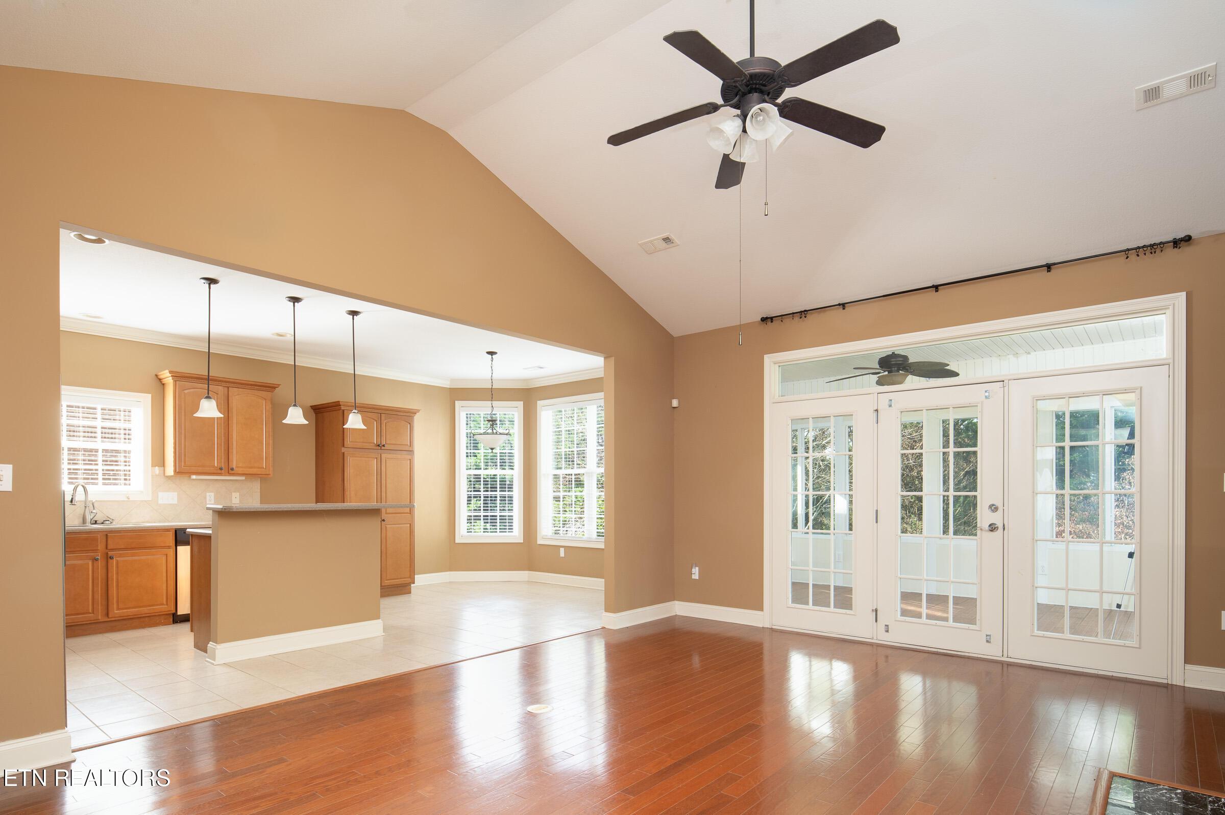 Image 4: LR to Kitchen