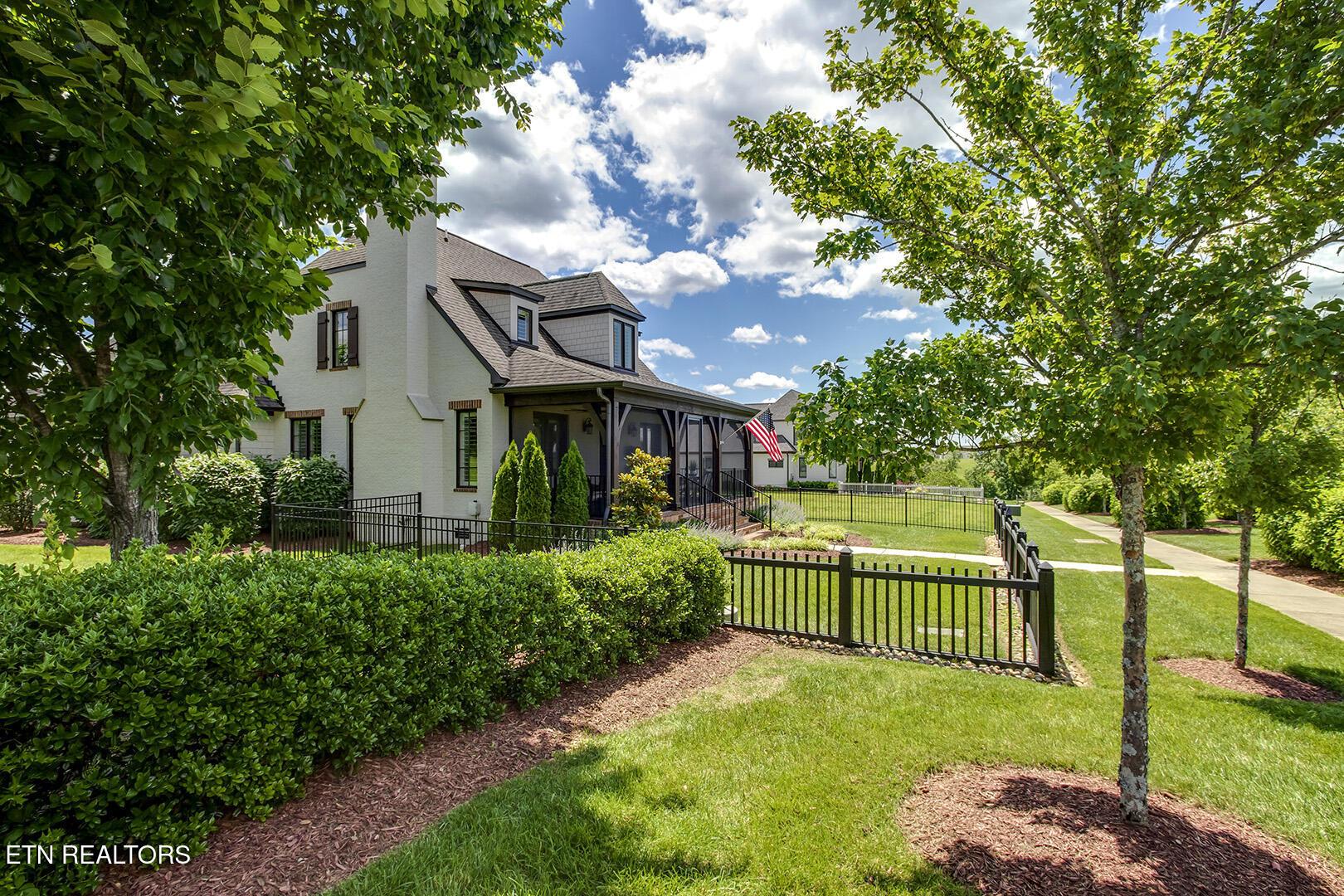 Image 2: 02_EHighlandsCircle_110_FencedFrontYard0