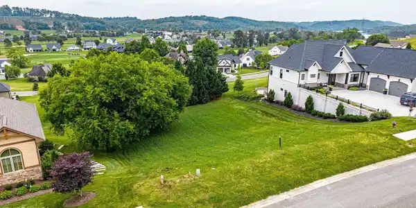Image 3: Perfect Lot for Walkout Basement