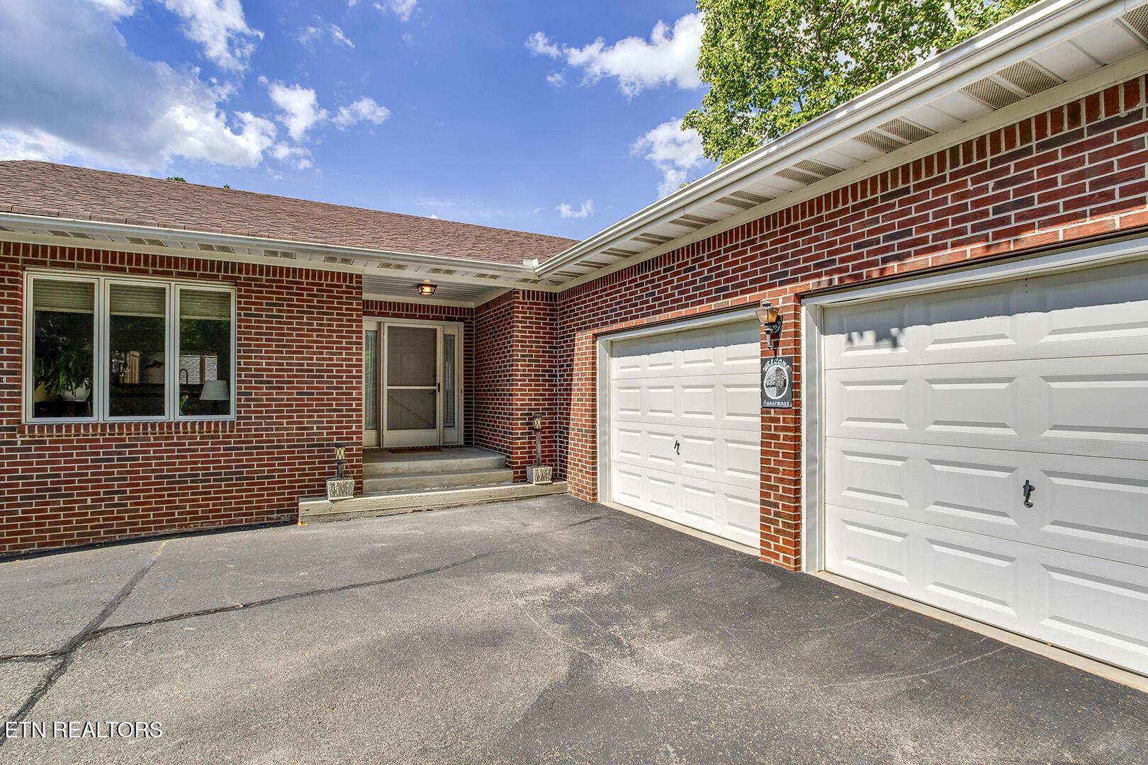 Image 3: 03_DudalaWay_179_Main-GarageEntries