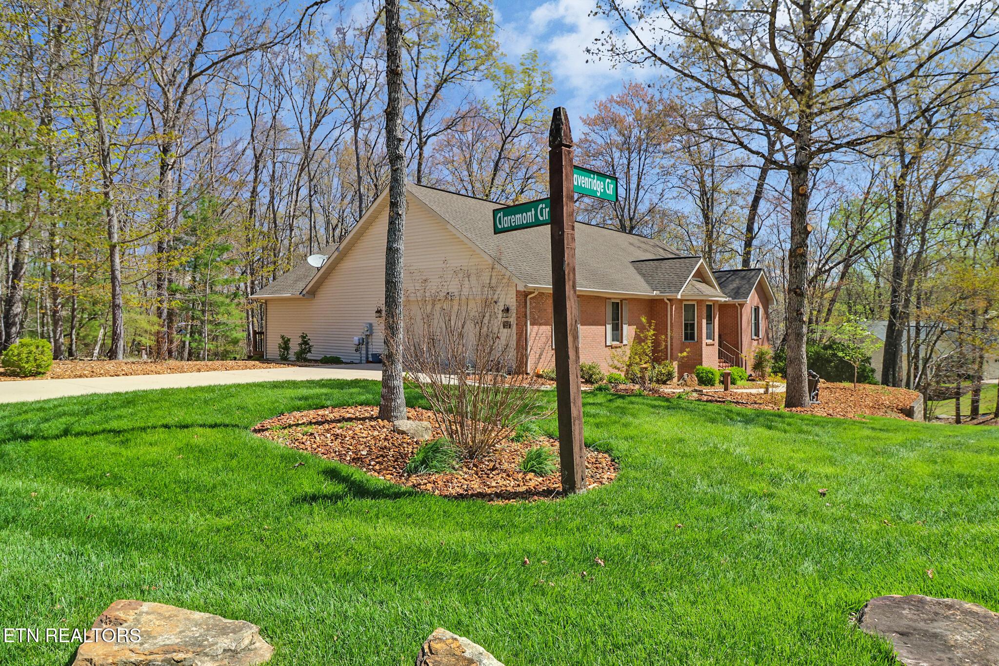 Image 2: Large Corner Lot